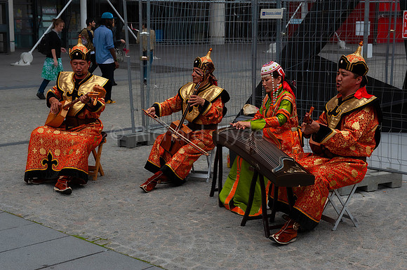 Throat singers  1  C  8b  ©  Richard Hyde  2023