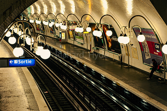Paris Metro Cite  1  C  8b  ©  Richard Hyde  2023