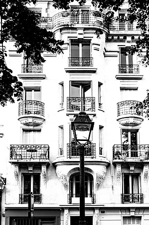 Montmartre  Early AM  1 A   BW  ©  Richard Hyde  2023