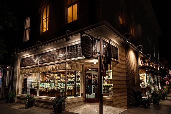 Sweets-Saugatuck  1  C  8b  ©  Richard Hyde  2023