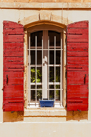 Arles Shutters Red  1  C    8b  ©  Richard Hyde  2023