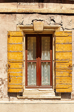 Arles Shutter Yellow  1  C   8b  ©  Richard Hyde  2023